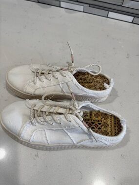 White Low-Top Canvas Women’s Sneakers - Casual Lace-Up Style